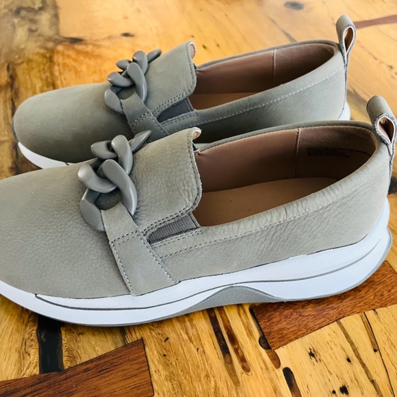 BLONDO Women's Leather WATERPROOF slip ons US 7.5 grey w/Chain detail - Picture 7 of 8